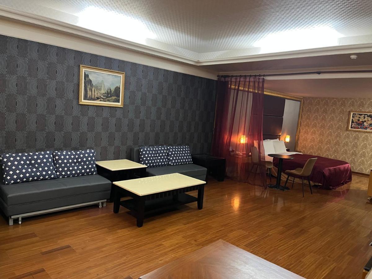 Hua Xiang Motel - Fengshan Kaohsiung Bagian luar foto