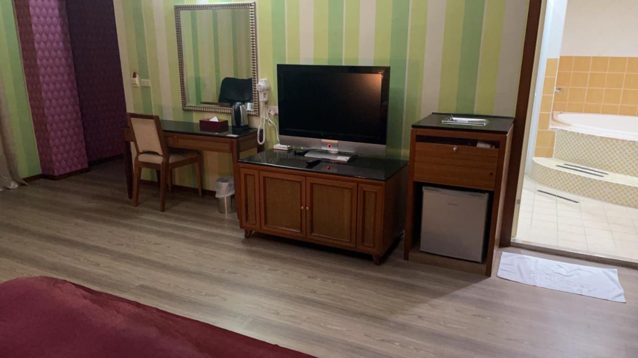 Hua Xiang Motel - Fengshan Kaohsiung Bagian luar foto