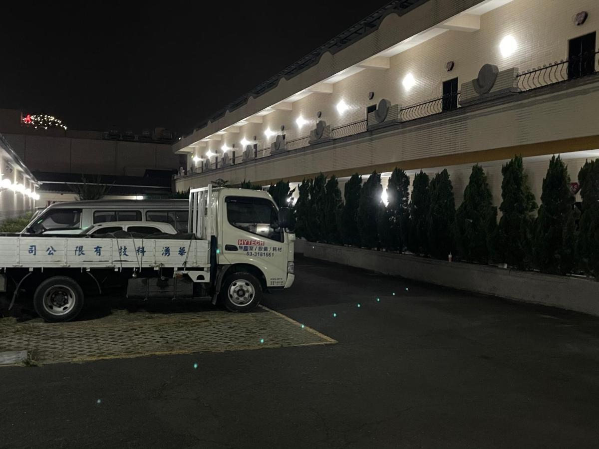 Hua Xiang Motel - Fengshan Kaohsiung Bagian luar foto