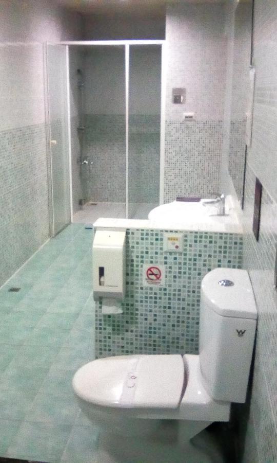 Hua Xiang Motel - Fengshan Kaohsiung Bagian luar foto