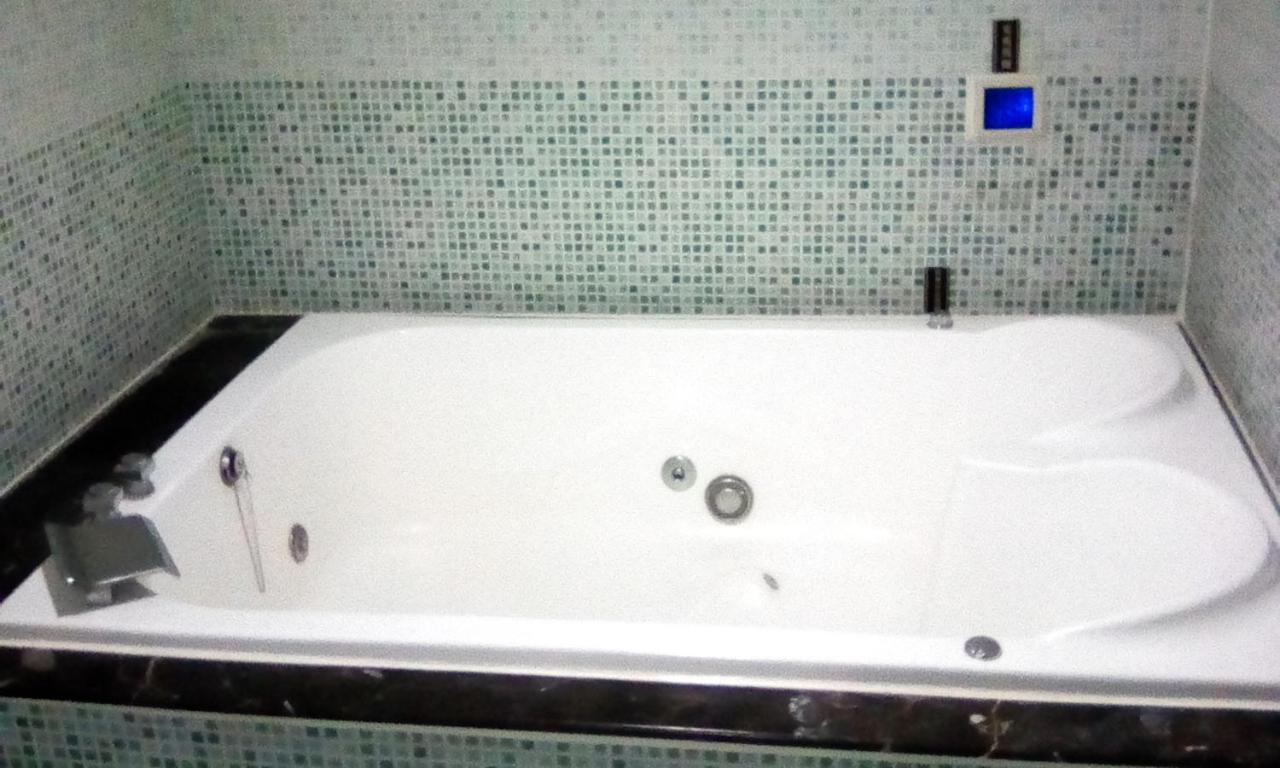 Hua Xiang Motel - Fengshan Kaohsiung Bagian luar foto